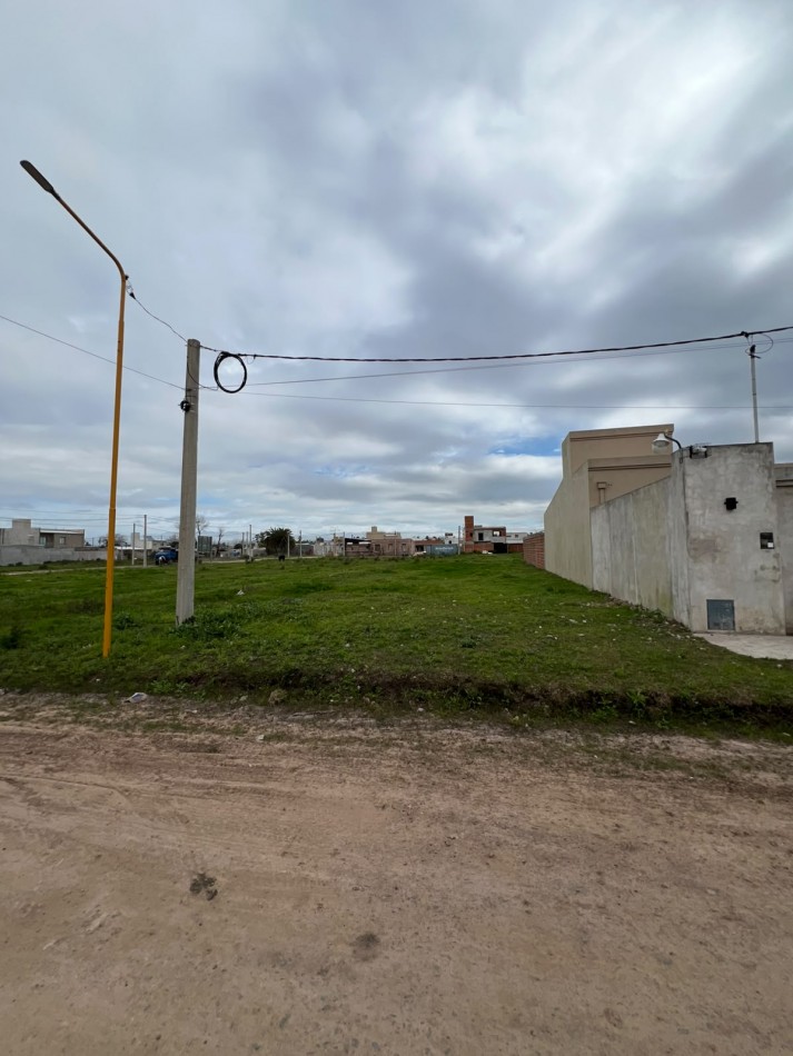 VENDE AMPLIO TERRENO!