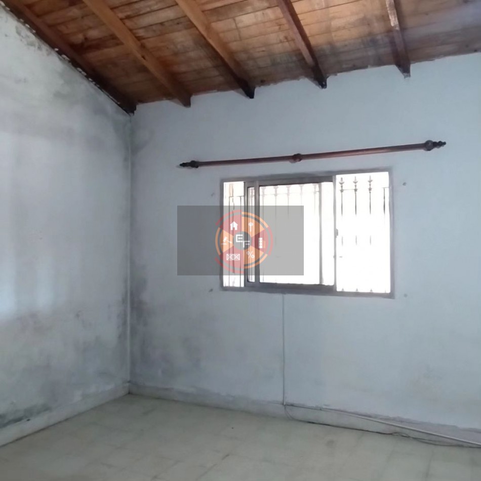 VENDE CASA CON AMPLIO PATIO! OPORTUNIDAD!