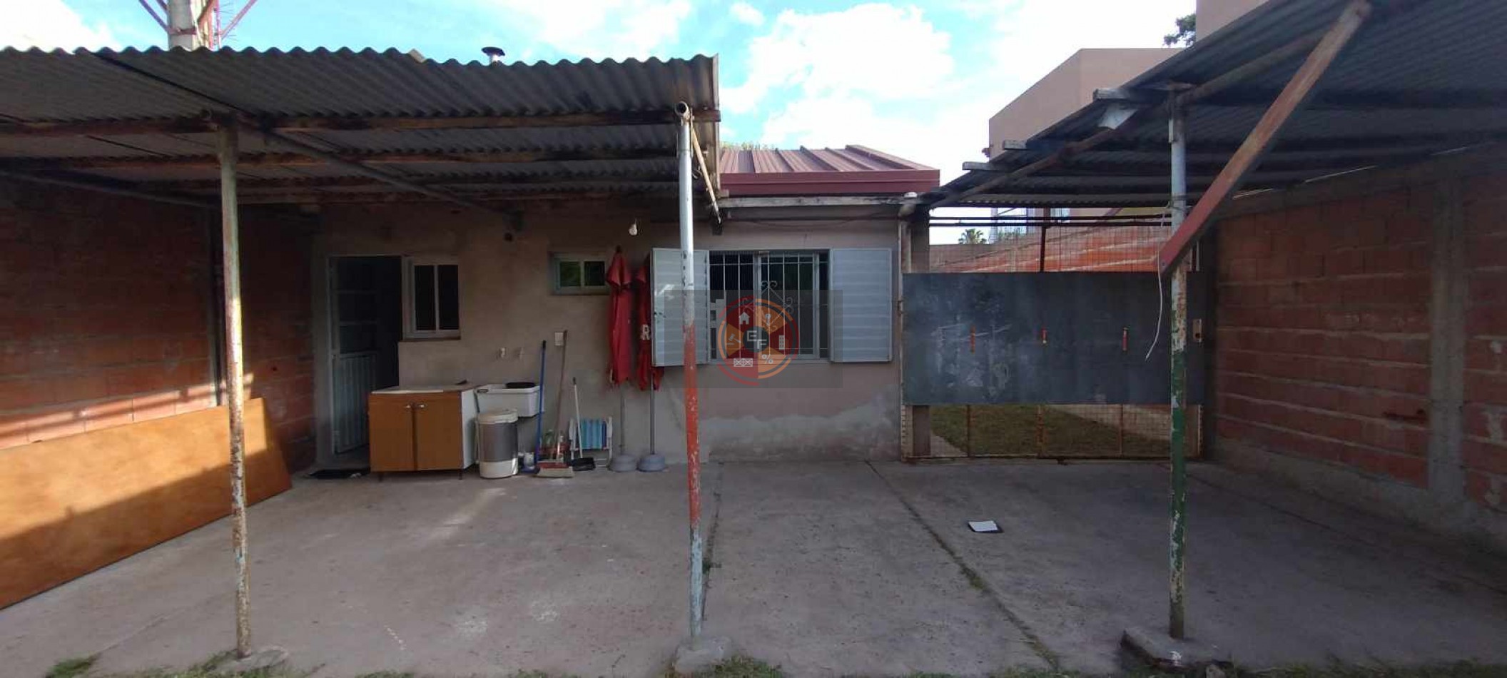 VENDE CASA CON AMPLIO PATIO!