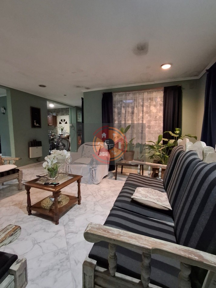 VENDE AMPLIA CASA!