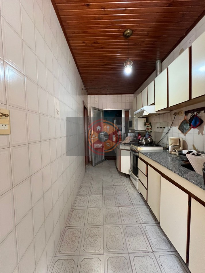 VENDE CASA Y CONSULTORIO SEMICENTRICO!