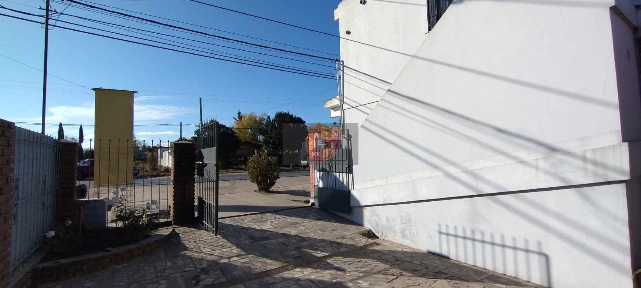 VENDE INMUEBLE COMPUESTO POR CASA, DEPARTAMENTO, LOCAL Y TALLER!