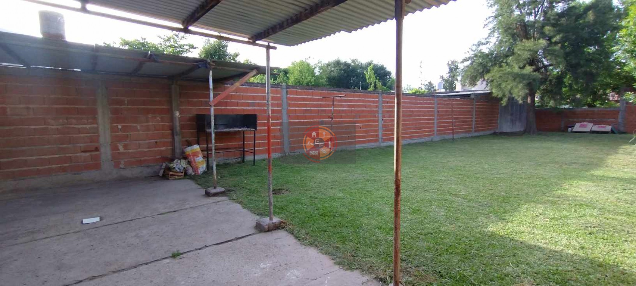 VENDE CASA CON AMPLIO PATIO!