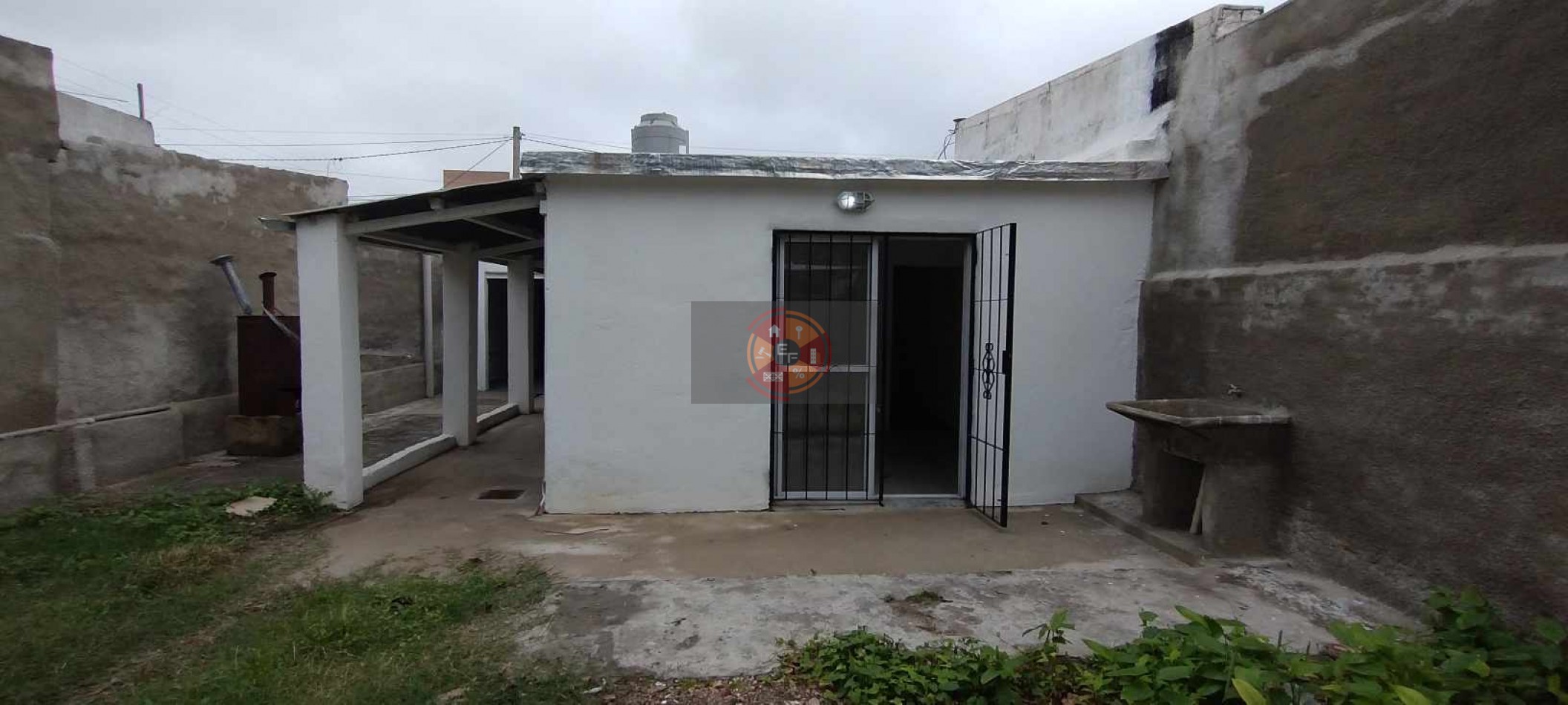 VENDE CASA SEMICENTRICA, REFACCIONADA A NUEVA!