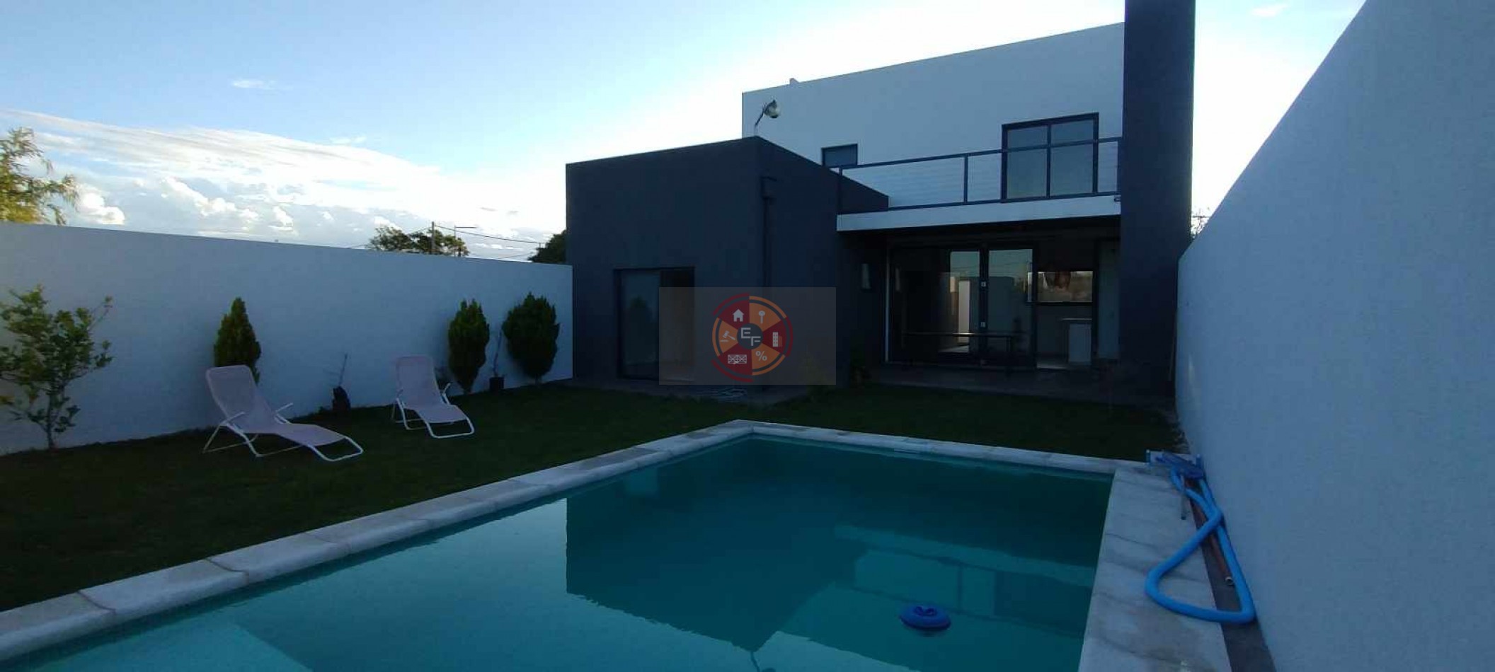 VENDE CASA A ESTRENAR, CON AMPLIO PATIO, PISCINA Y BALCON TERRAZA!