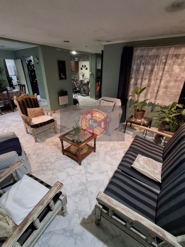 VENDE AMPLIA CASA!