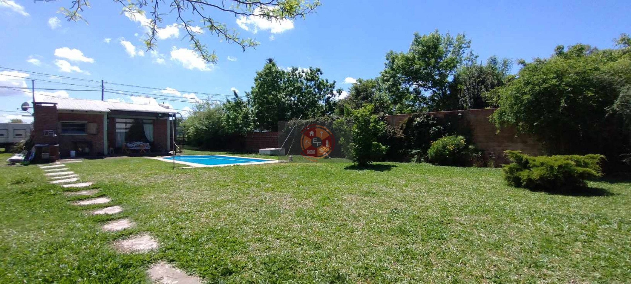 VENDE CASA CON PISCINA Y AMPLIO PARQUE!