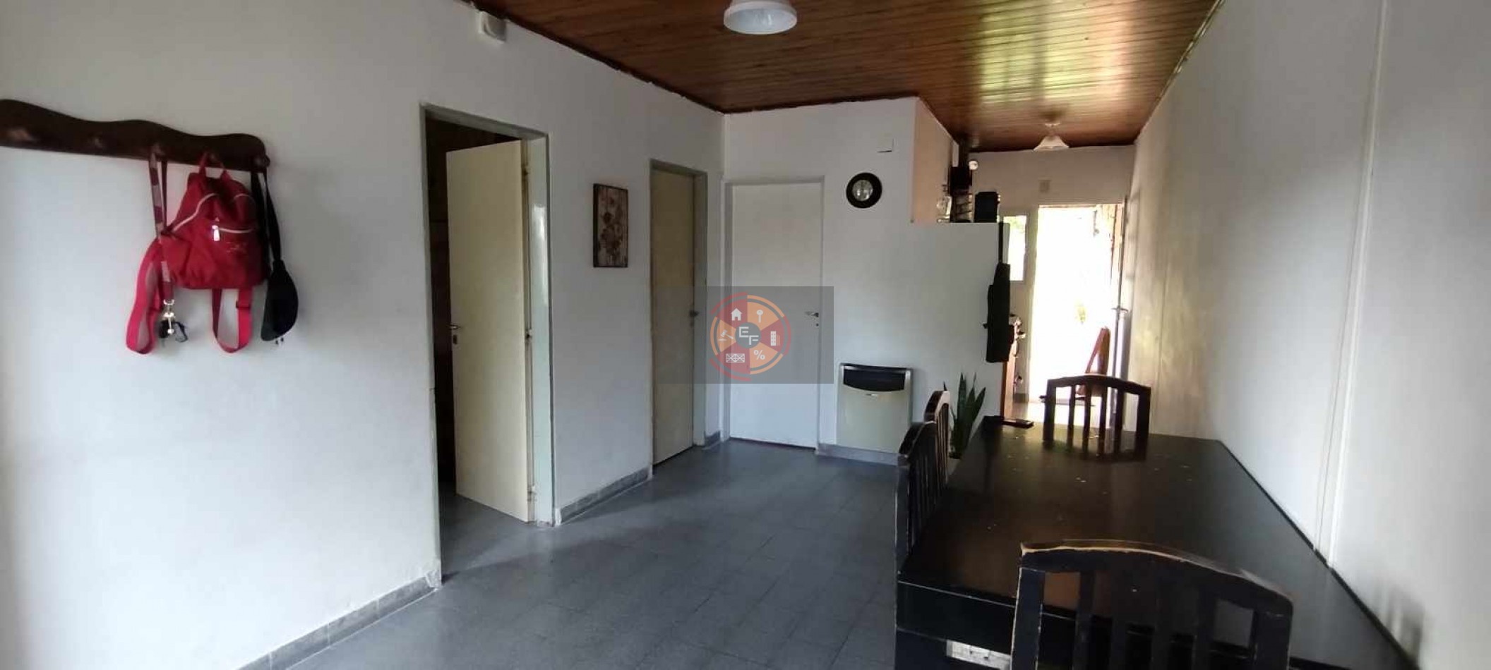 VENDE CASA CON AMPLIO PATIO!