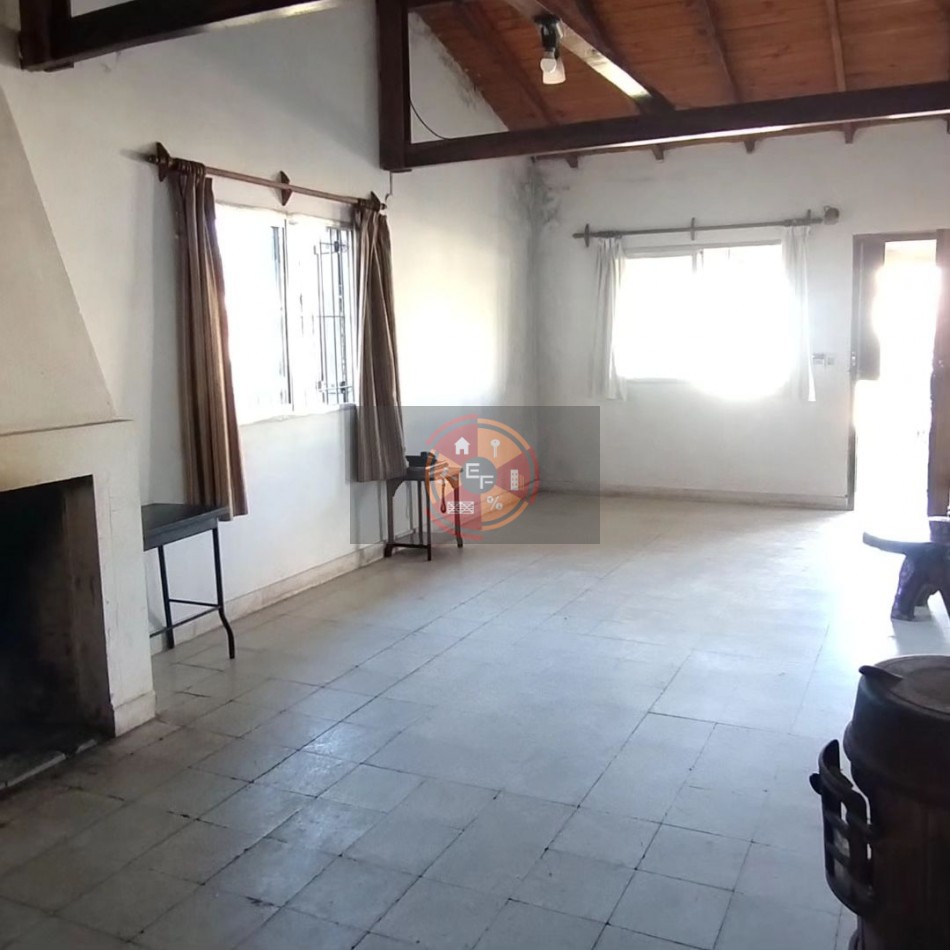 VENDE CASA CON AMPLIO PATIO! OPORTUNIDAD!