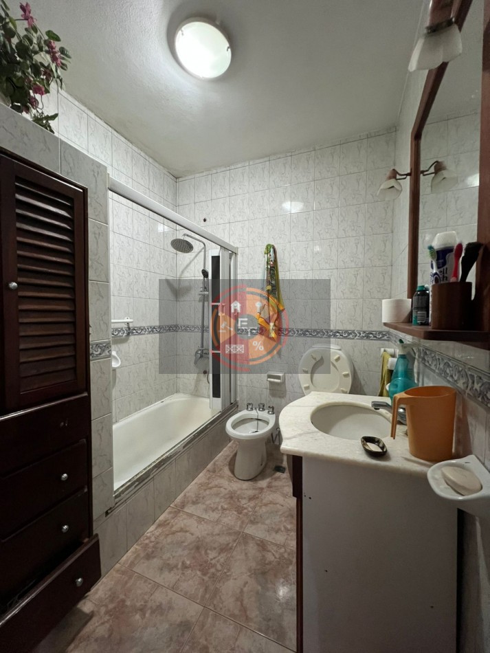 VENDE CASA Y CONSULTORIO SEMICENTRICO!