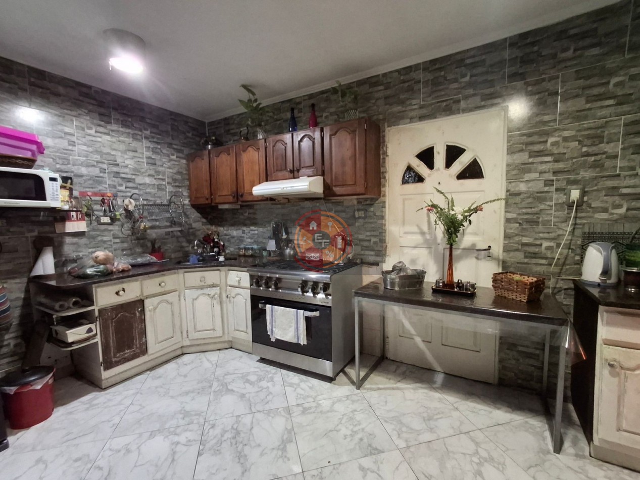 VENDE AMPLIA CASA!