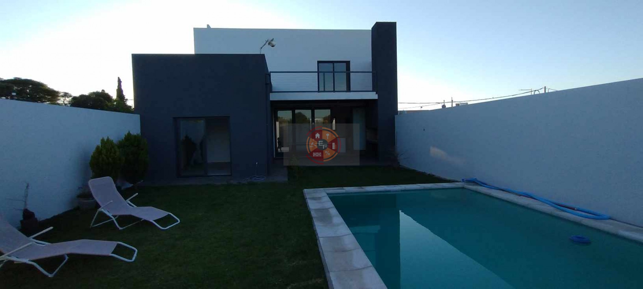 VENDE CASA A ESTRENAR, CON AMPLIO PATIO, PISCINA Y BALCON TERRAZA!