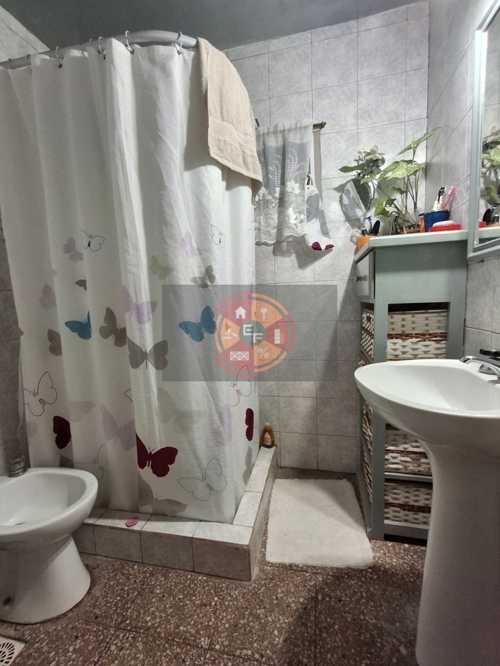 VENDE AMPLIA CASA!