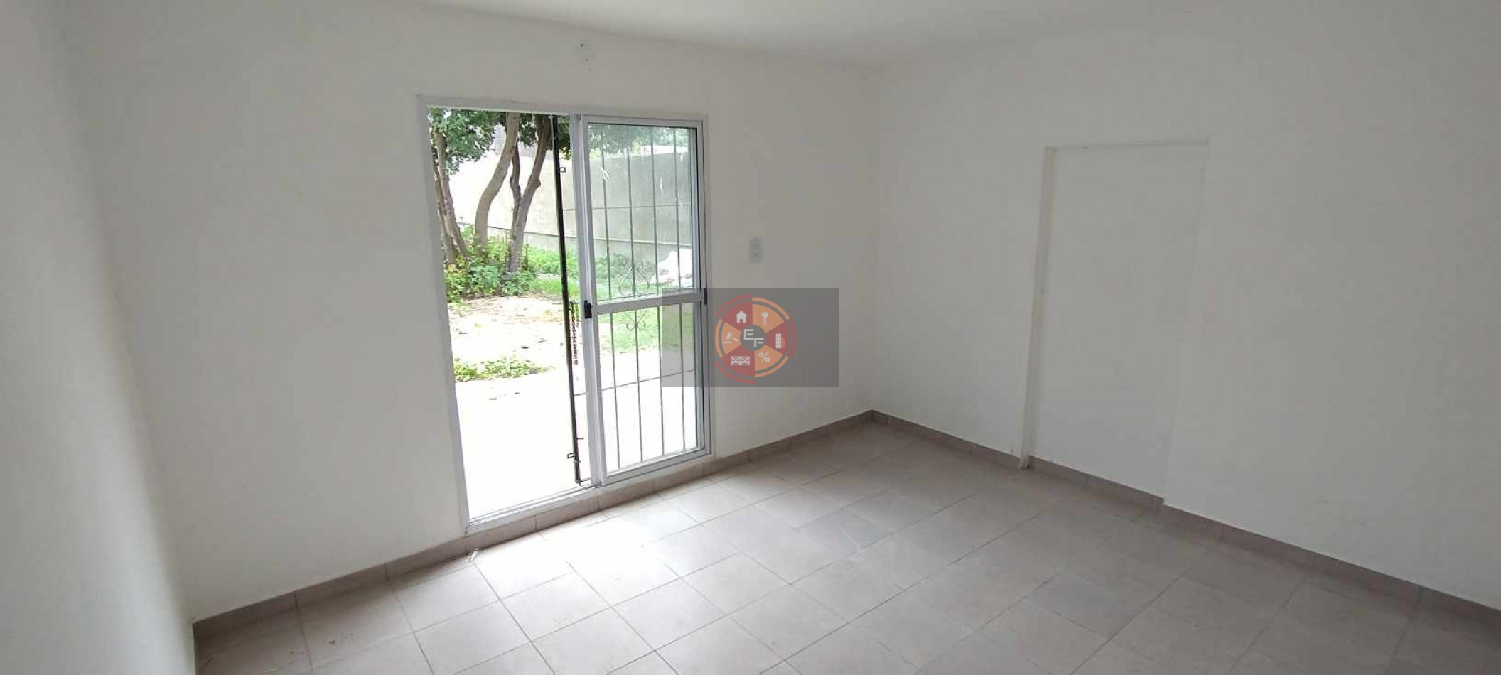 VENDE CASA SEMICENTRICA, REFACCIONADA A NUEVA!