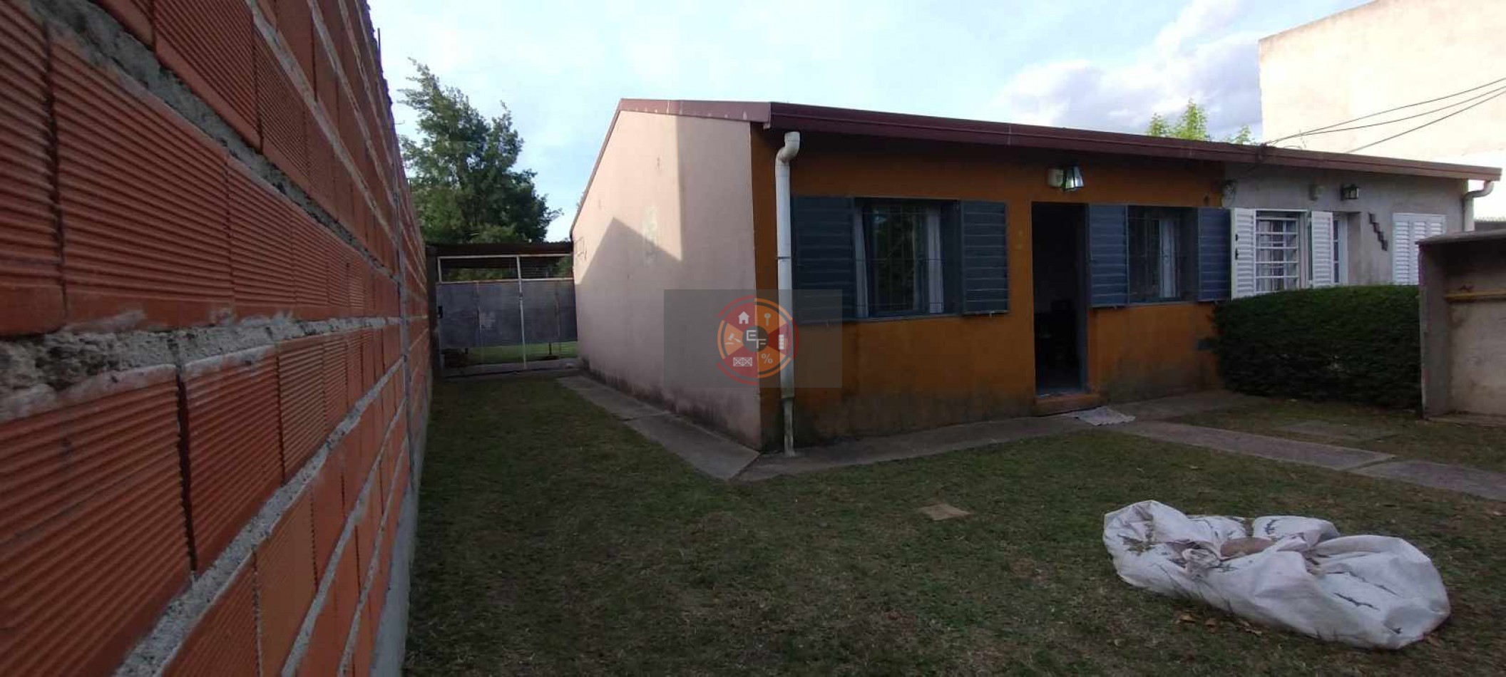 VENDE CASA CON AMPLIO PATIO!