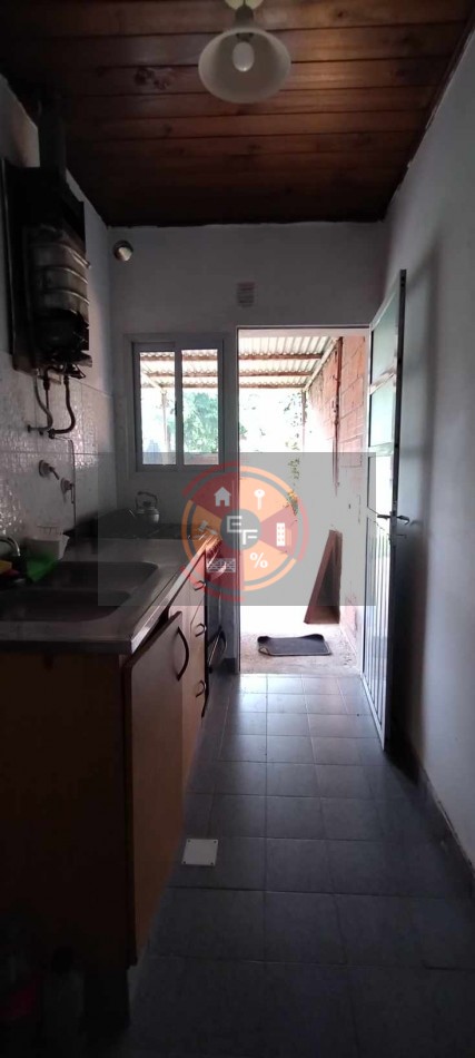 VENDE CASA CON AMPLIO PATIO!