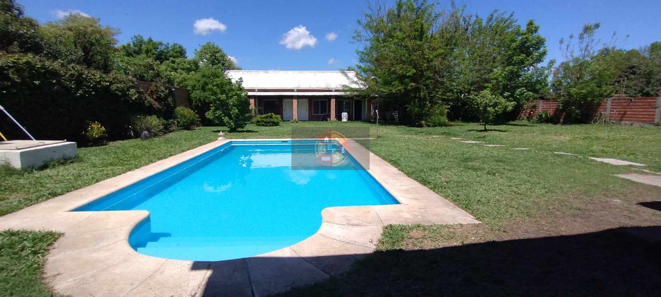 VENDE CASA CON PISCINA Y AMPLIO PARQUE!