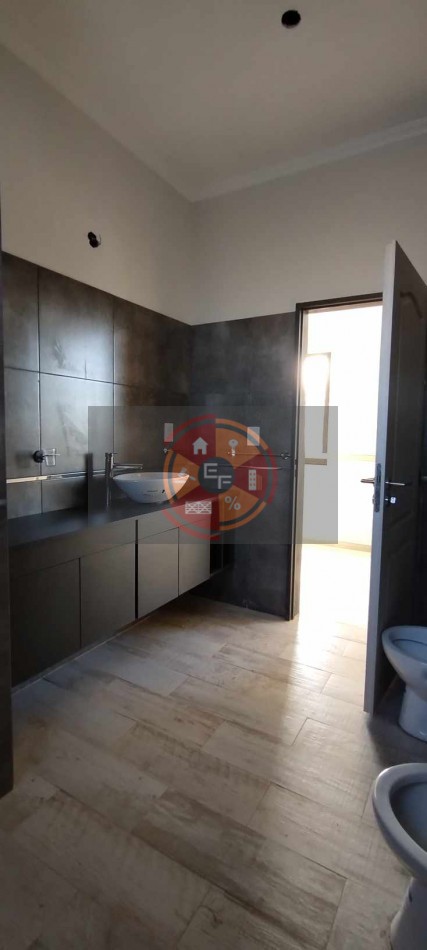 VENDE CASA A ESTRENAR, CON AMPLIO PATIO, PISCINA Y BALCON TERRAZA!