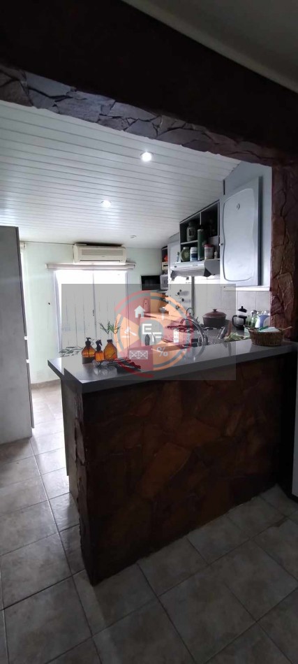 VENDE INMUEBLE COMPUESTO POR CASA, DEPARTAMENTO, LOCAL Y TALLER!