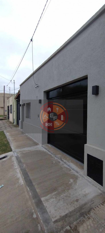 VENDE CASA SEMICENTRICA, REFACCIONADA A NUEVA!