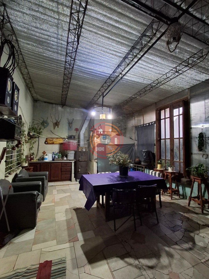 VENDE AMPLIA CASA!