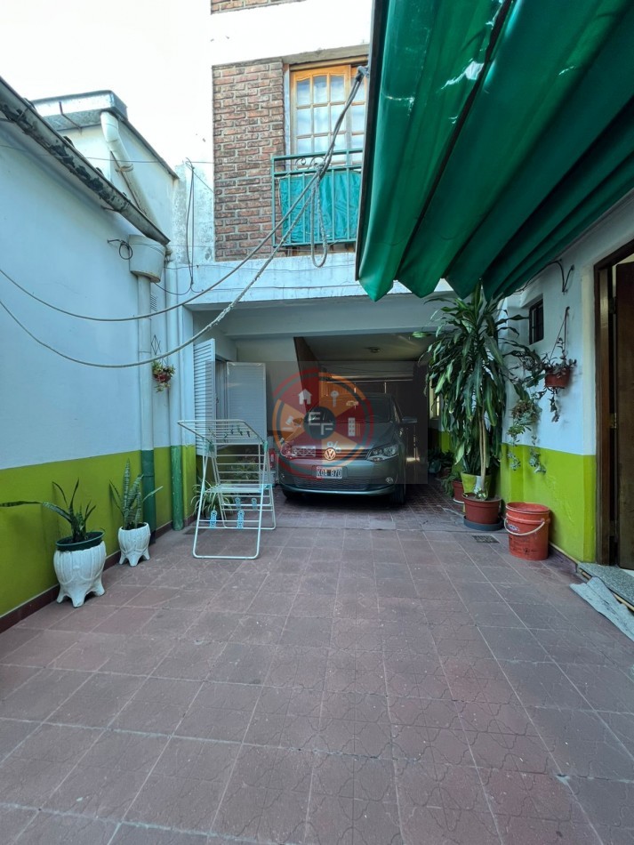 VENDE CASA Y CONSULTORIO SEMICENTRICO!