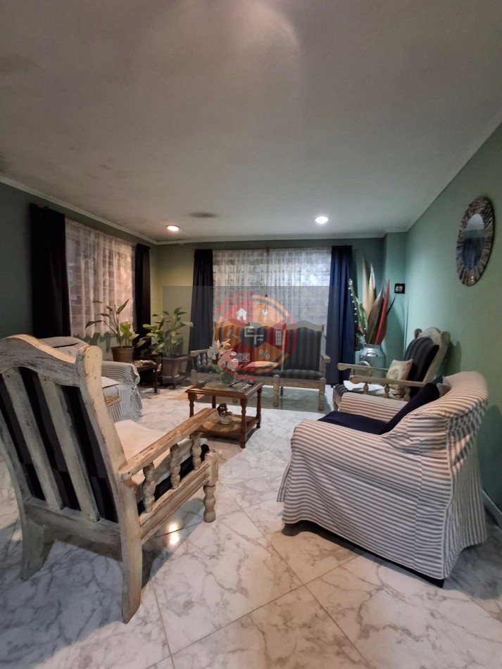 VENDE AMPLIA CASA!