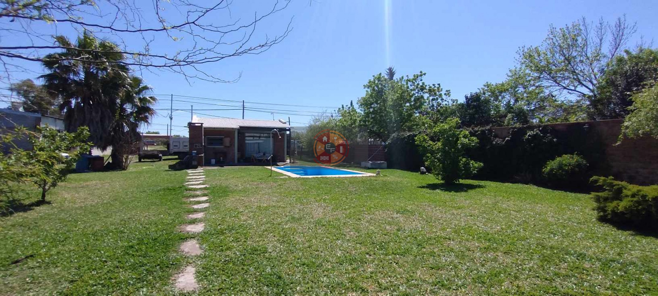 VENDE CASA CON PISCINA Y AMPLIO PARQUE!