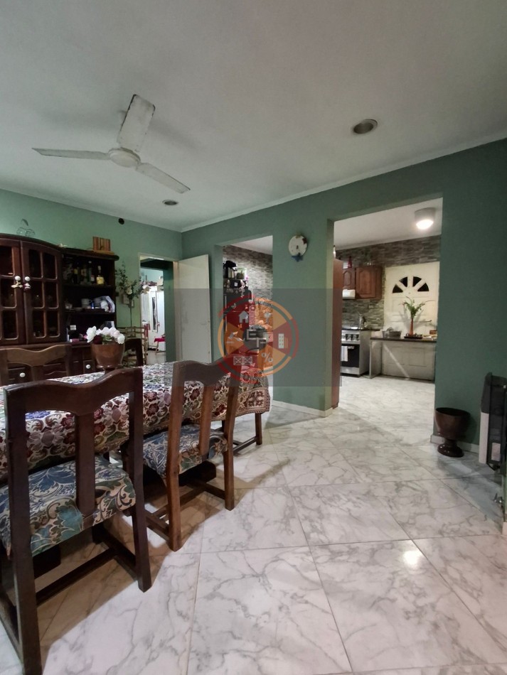 VENDE AMPLIA CASA!