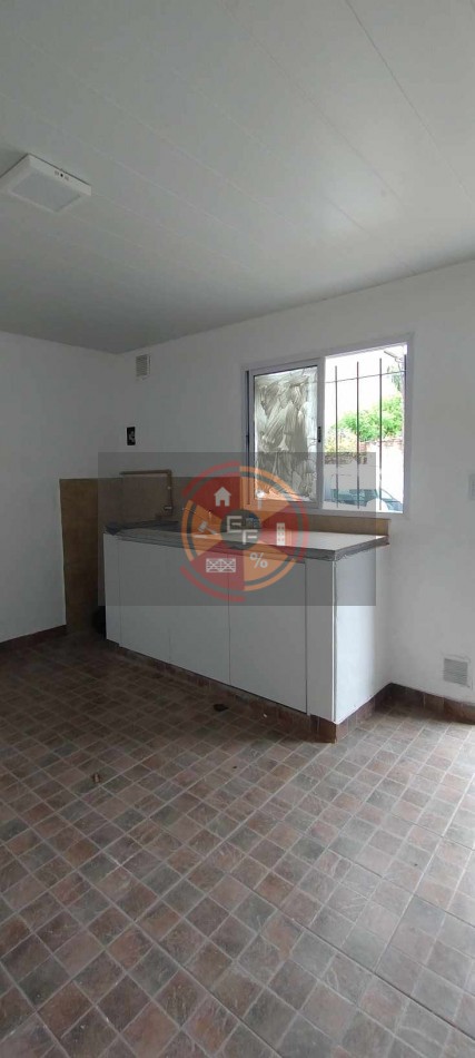 VENDE CASA SEMICENTRICA, REFACCIONADA A NUEVA!