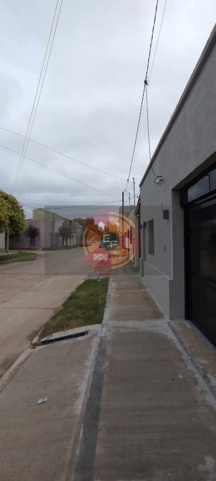 VENDE CASA SEMICENTRICA, REFACCIONADA A NUEVA!