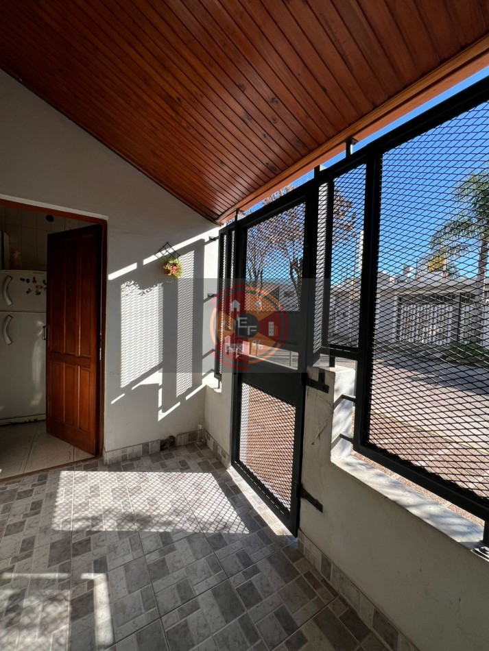 VENDE CASA Y CONSULTORIO SEMICENTRICO!