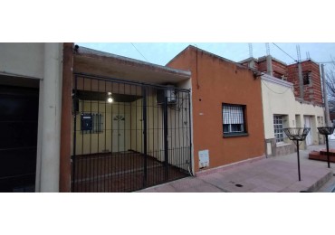 VENDE CASA CON PATIO Y GARAJE!