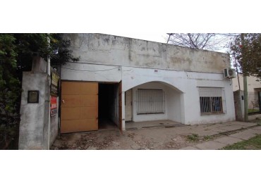 VENDE CASA CON PATIO Y GARAGE! 