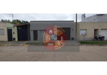 VENDE CASA SEMICENTRICA, REFACCIONADA A NUEVA!