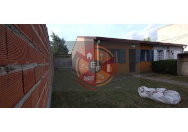 VENDE CASA CON AMPLIO PATIO!